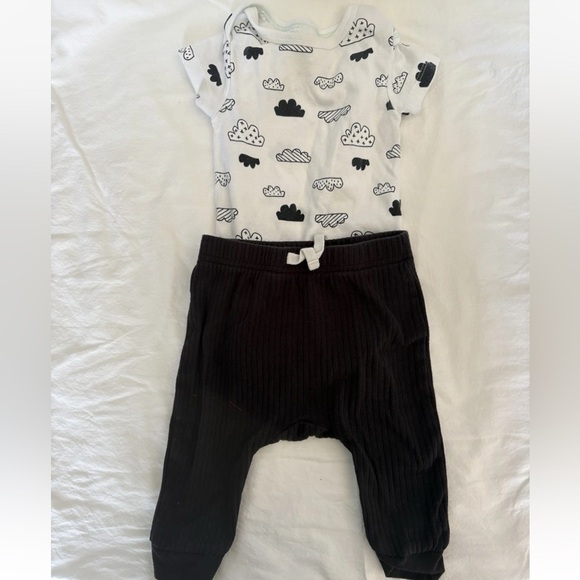 Lot of 6 Baby Boy/Girl -Black & White -3 Outfits + Extra Bodysuit -Size 3-6month - Picture 5 of 11